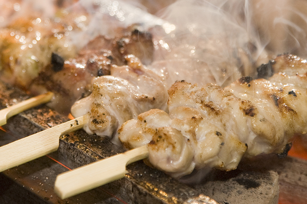 備長炭で焼き上げる健味鶏の串焼き